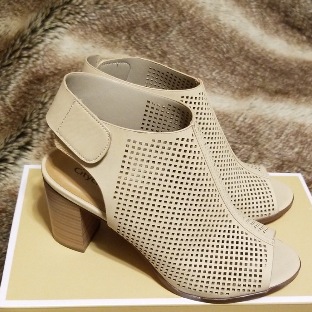 Peep toe shoes